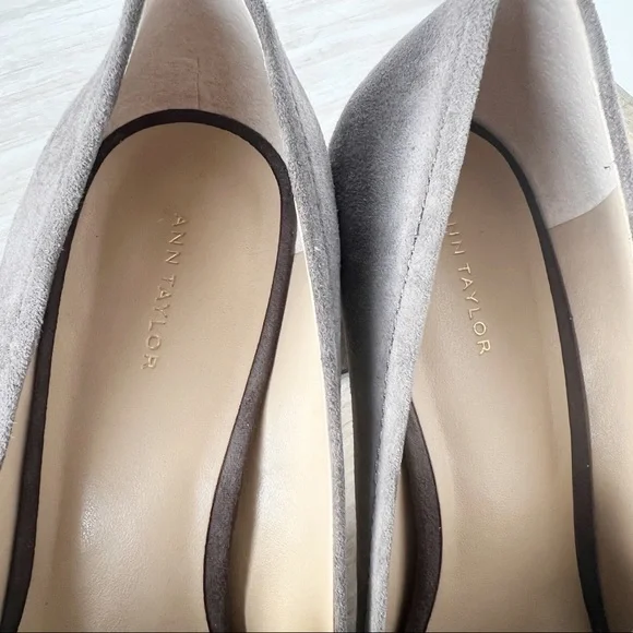 ✖️SOLD✖️•ANN TAYLOR• Gray Suede Cordelia Pumps w/Chain Detail - Picture 11 of 13